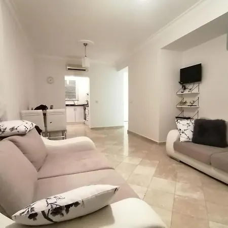 别墅 Seaside Residence, Villa Guel, Denize Sifir, 3 Yatak Odali , 6 Kisilik ,Triplex Site Icerisinde Havuzlu Villa *