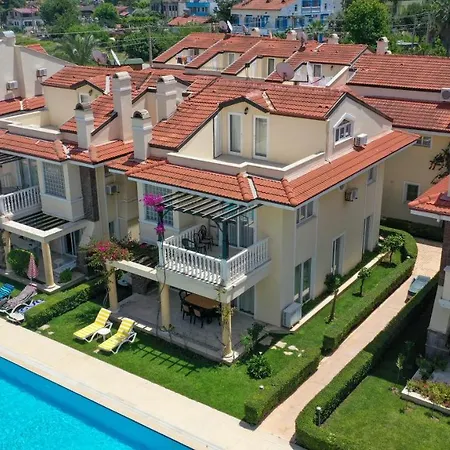 Seaside Residence, Villa Gül, Denize sıfır, 3 Yatak odalı , 6 Kişilik ,Triplex Site İçerisinde Havuzlu Villa *