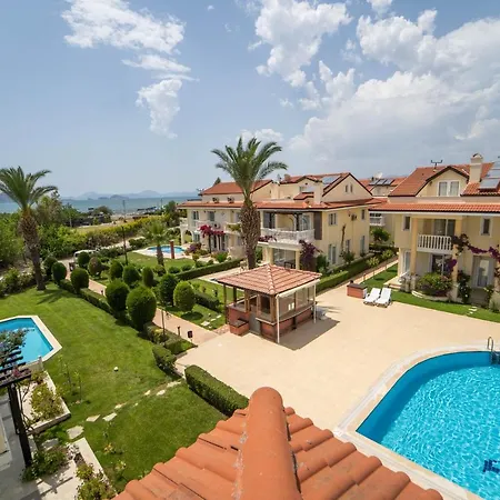 Seaside Residence, Villa Gül, Denize sıfır, 3 Yatak odalı , 6 Kişilik ,Triplex Site İçerisinde Havuzlu Villa *